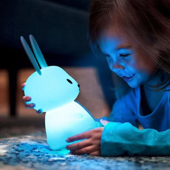 veilleuse lapin petite fille regarde bleu