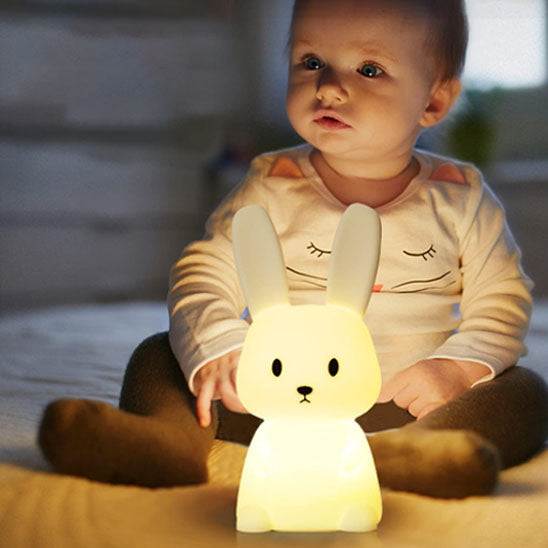 veilleuse lapin blanche bebe regarde attentivement